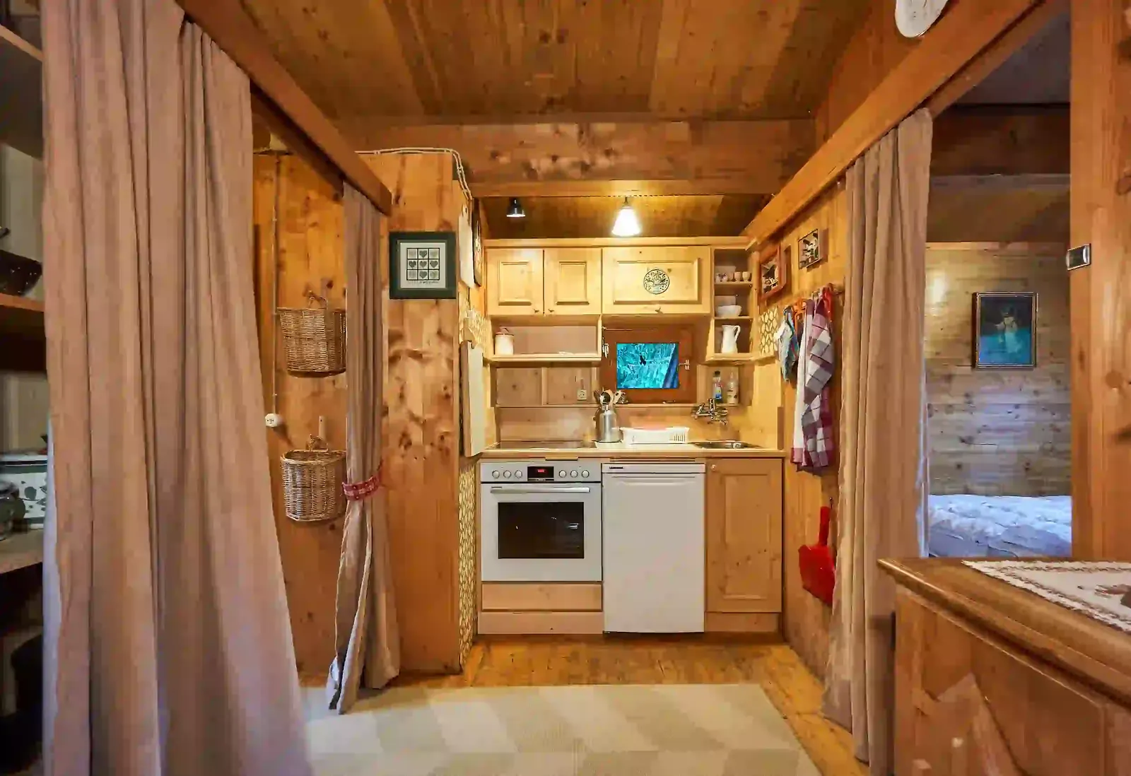 Paul: Kitchenette