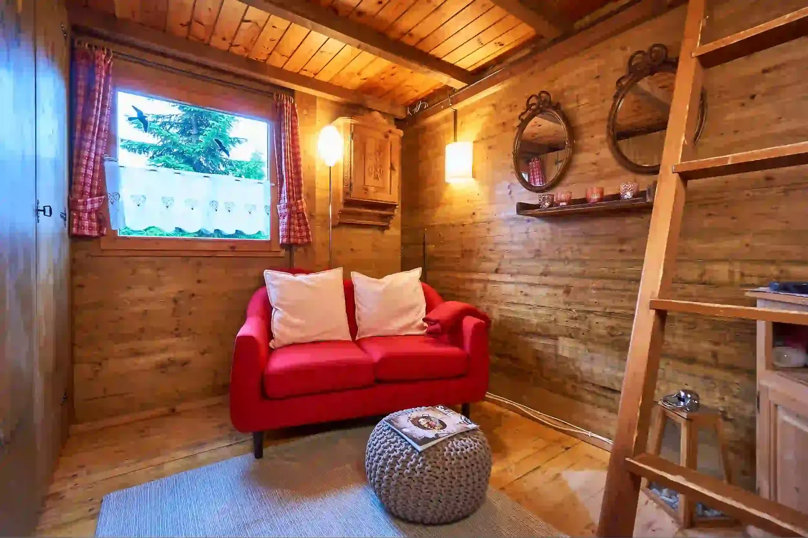 Paul: Reading room with sofa