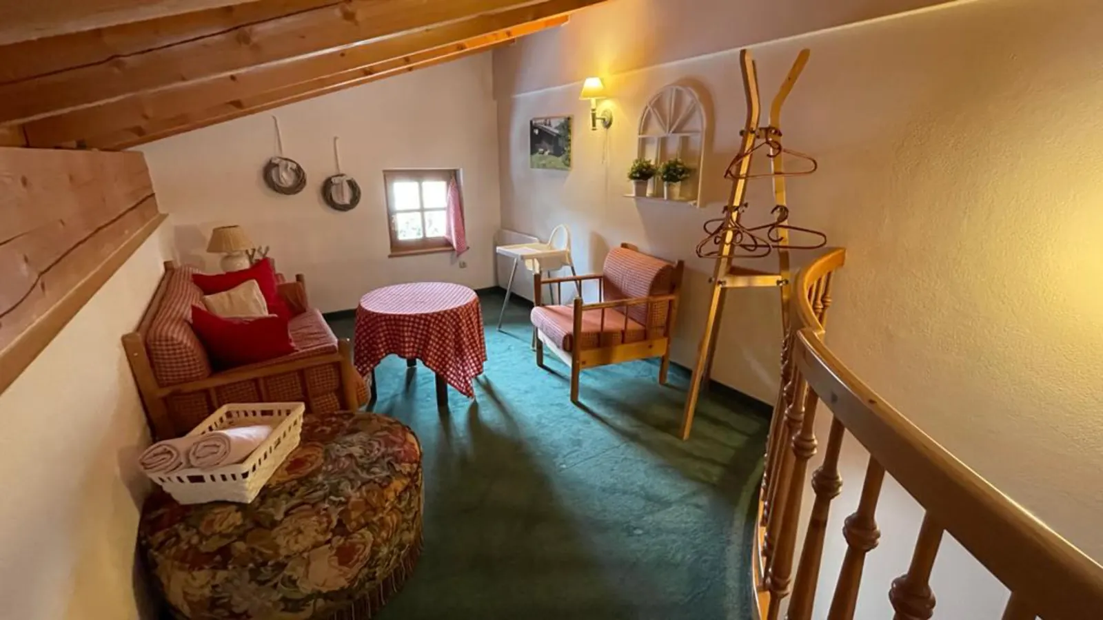 Haus Sonnbichl: Reading corner upstairs