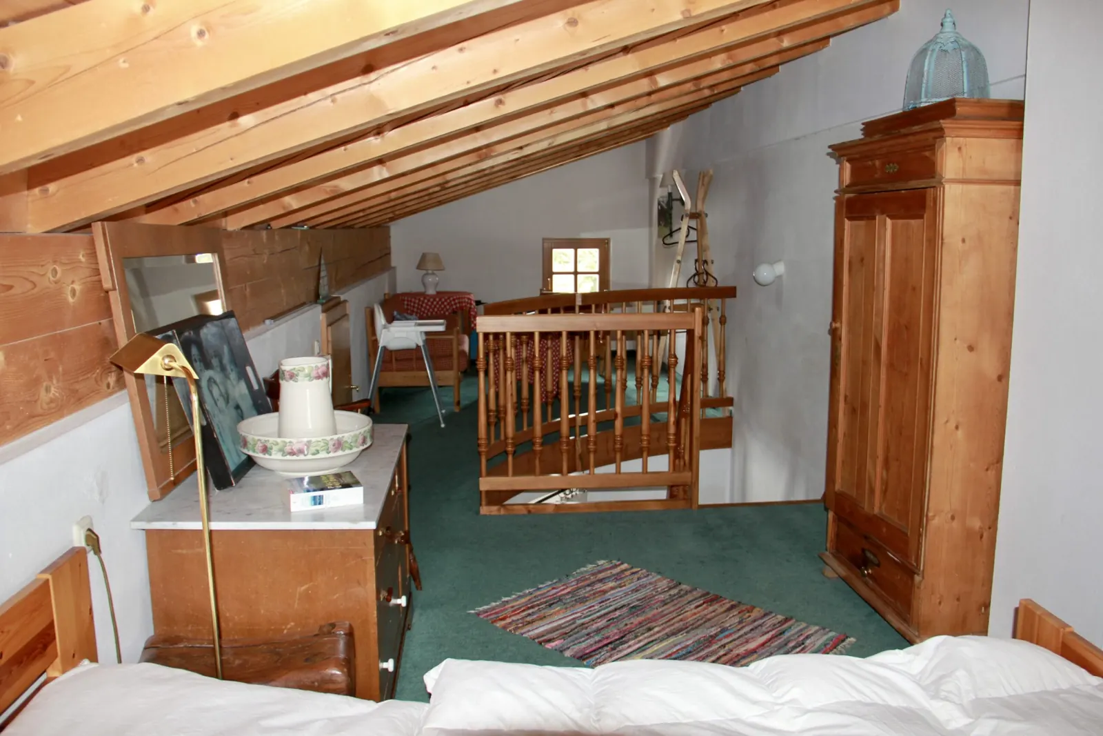 Haus Sonnbichl: Upper floor with wooden staircase
