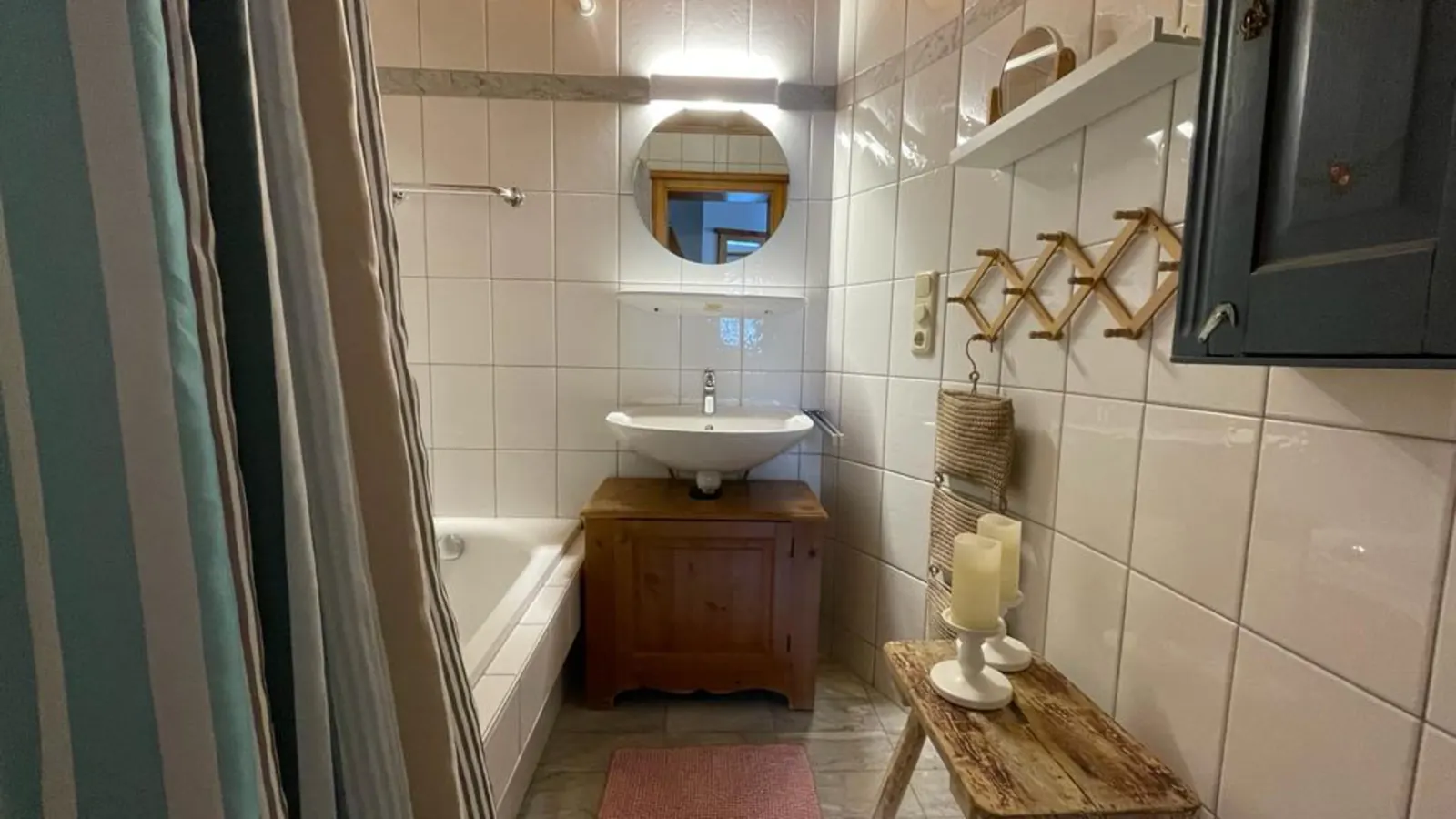 Haus Sonnbichl: Bathroom with bathtub